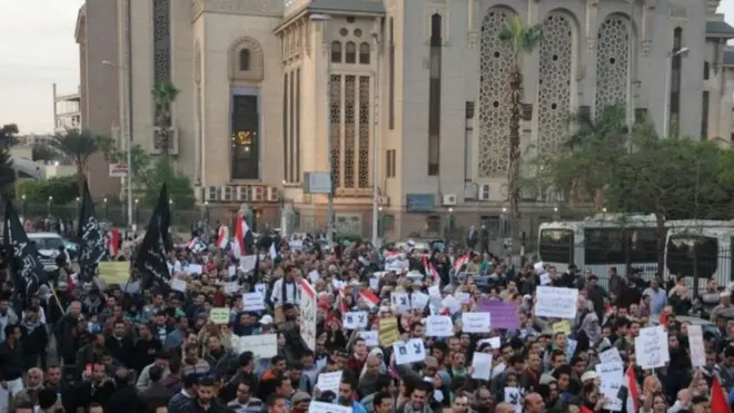 شهدت مصر موجات من الاحتجاجات في الفترة الأخيرة، من أبرزها المظاهرات ضد سياسة الرئيس السابق محمد مرسي، ومظاهرات أنصاره عقب عزله في يوليو/ تموز 2013