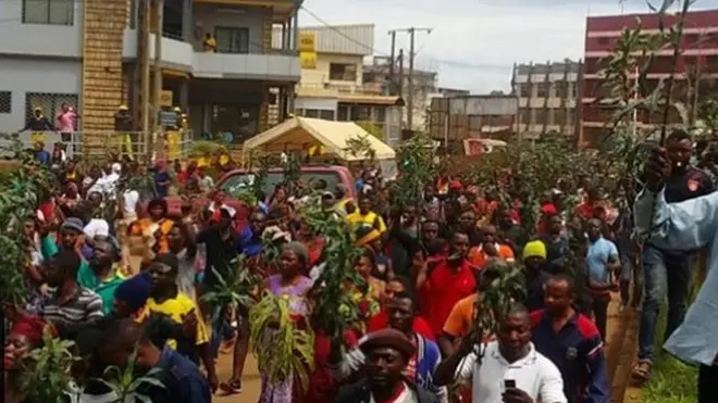 Ces manifestants ont choisi le jour, où le président Paul Biya doit s'exprimer au Nations unies vers 14h heures locales, pour protester.