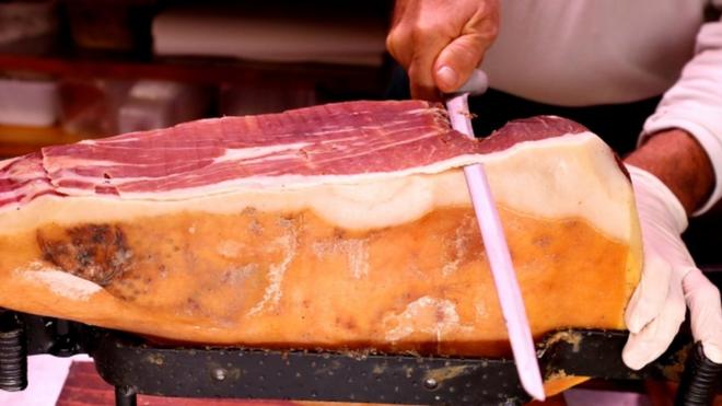 گوشت قرمز، گوشت ماکیان، ماهی و زردهٔ تخممرغ دارای آهن هِم (کوفاکتور شامل یک اتم آهن) است و منابع دارای آهنِ غیر هِم، کلم و کاهو و مغز میوهها و دانهها هستند