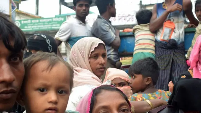 Pengungsi etnis Rohingya berada dalam perjalanan di dekat wilayah Ukhia, Bangladesh, 3 September 3 2017.