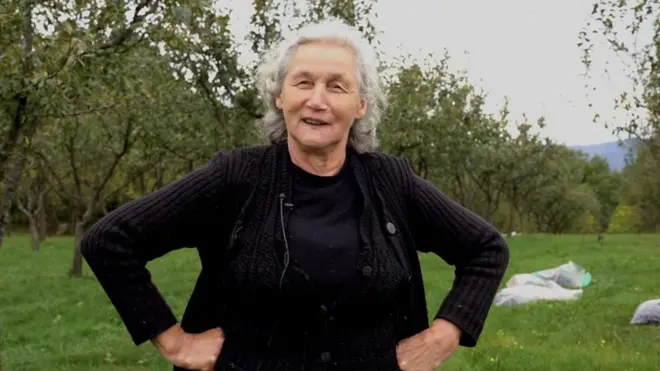 Žena u voćnjaku, okolina Kosjerića