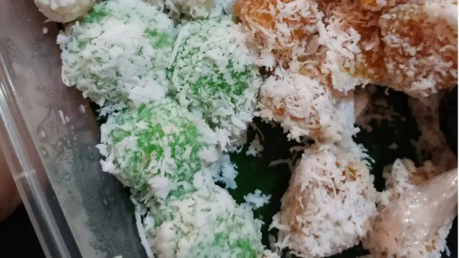 Klepon diperkirakan telah dikonsumsi masyarakat Jawa kuno sejak abad ke-10 Masehi.