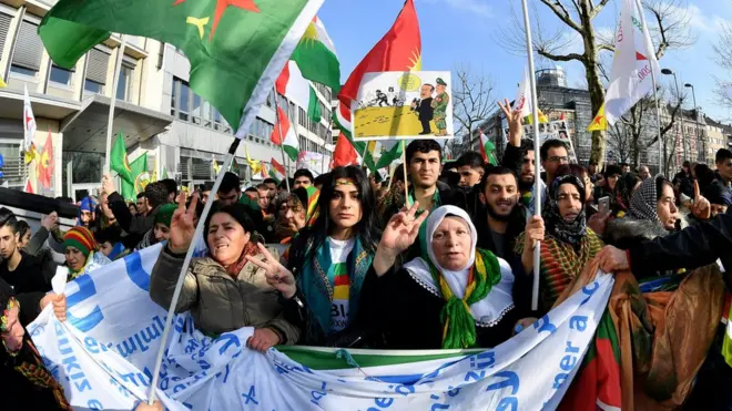 Protesto gösterisinde barış işareti yapan kadınlar