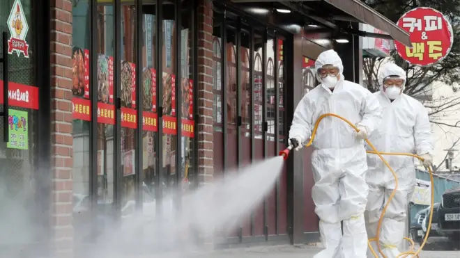 수원시에서도 확진자가 발생한 후 보건 관계자들이 방역 작업에 나섰다