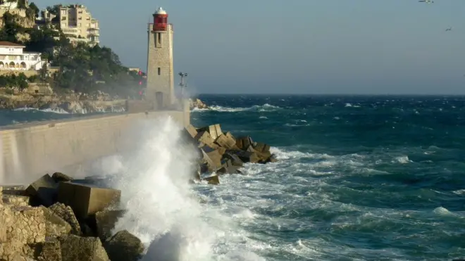 الكتل الخرسانية تعد من أسهل الطرق لحماية خطوط السواحل من النحر والتآكل، لكن استخدام الخرسانة له تبعات خطيرة على البيئة