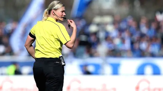 Mme Steinhaus est une fonctionnaire de police de 38 ans originaire d'Hanovre.