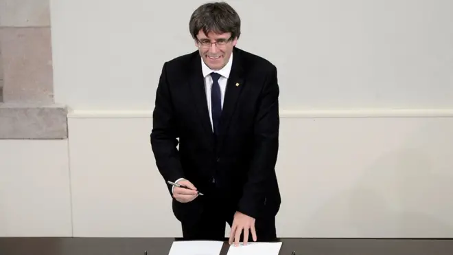Carles Puigdemont menandatangani deklarasi kemerdekaan Catalunya, Selasa (10/10).