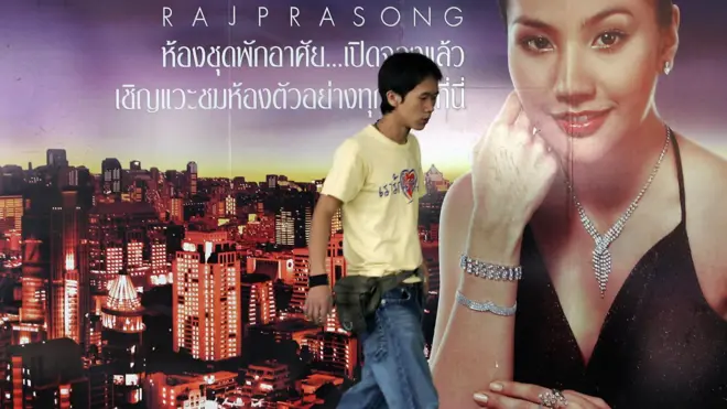 (แฟ้มภาพ) ภาพโฆษณาที่ถ่ายเมื่อปี 2550 สะท้อนให้เห็นว่าภาคธุรกิจอสังหาริมทรัพย์ยังคงเติบโตเพิ่มมากขึ้น