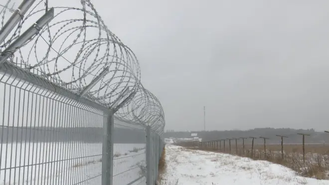 "Балтийская стена" оказалась двухметровым забором из металлических прутьев с колючей проволокой и камерами