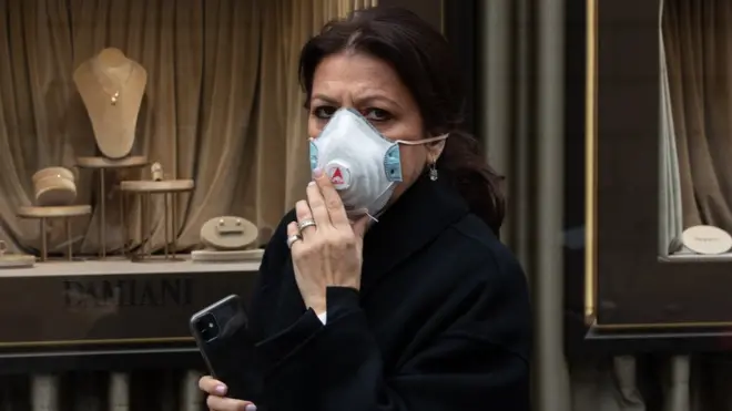 Italijanka sa maskom na licu