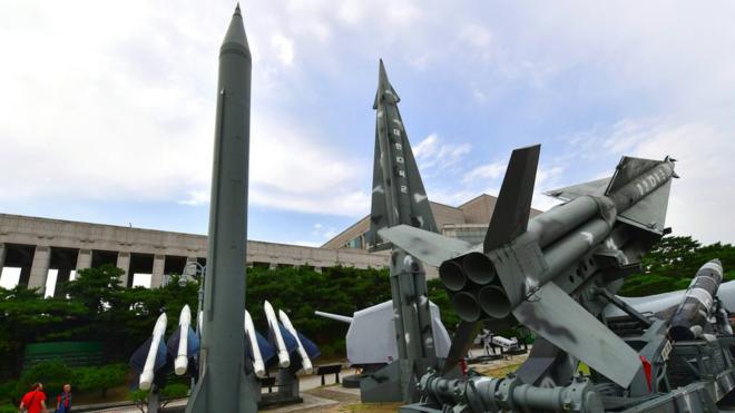Мемориал Корейской войне в Сеуле с копиями ракет обеих стран