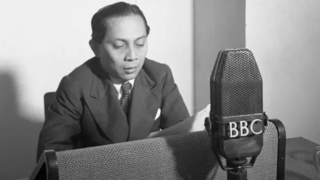 Dr Sjahrir, Duta Besar Keliling RI, tengah diwawancarai oleh BBC siaran bahasa Inggris dan Malaysia pada 1947, sebelum BBC Indonesia didirikan.