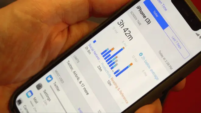 Больше всего времени Рори потратил на "Твиттер" (на фото - телефон Рори Кехлана-Джонса )