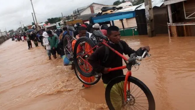 Accompagné de pluies diluviennes et de vents soufflant jusqu'à 290 km/h, Enawo est selon la Croix-Rouge, le plus puissant cyclone qui a frappé Madagascar depuis le cyclone Giovanna en 2012.