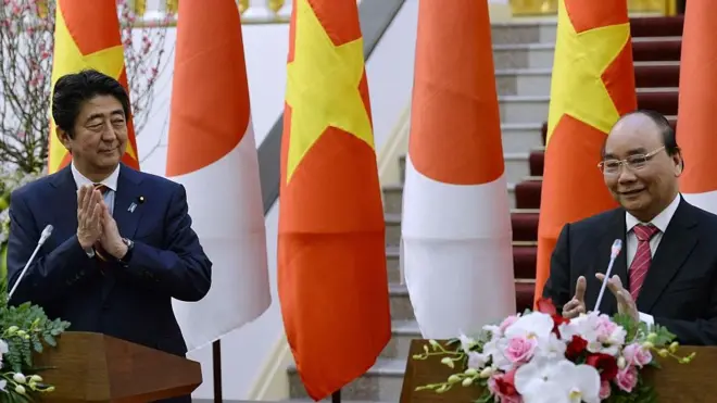 Đây là chuyến thăm Việt Nam lần thứ ba của Thủ tướng Abe, sau hai lần thăm vào 2006 và 2013.