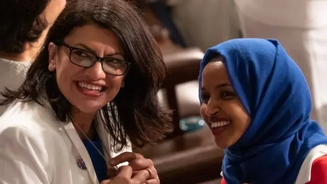 Rashida Tlaib (izquierda, junto a Ilhan Omar) es la primera mujer de origen palestino en servir en el Congreso.