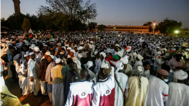 تجمع في أم درمان لأنصار حزب الأمة الذي يقوده زعيم المعارضة الصادق المهدي
