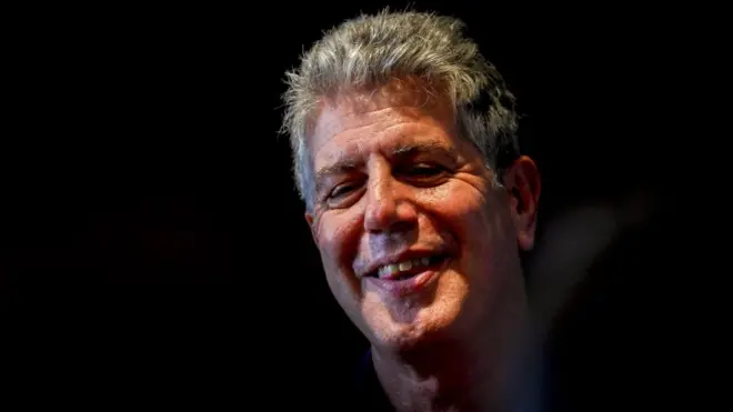 Bourdain era conocido por su estilo irreverente y su espíritu aventurero.