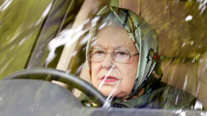 Почему члены королевской семьи любят водить машины?