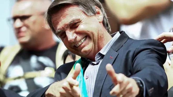 ژایر بالسونارو با اینکه از سال ۱۹۹۱ نمایندهٔ مجلس بوده است اما فردی خارج از دنیای سیاست به شمار می‌رود