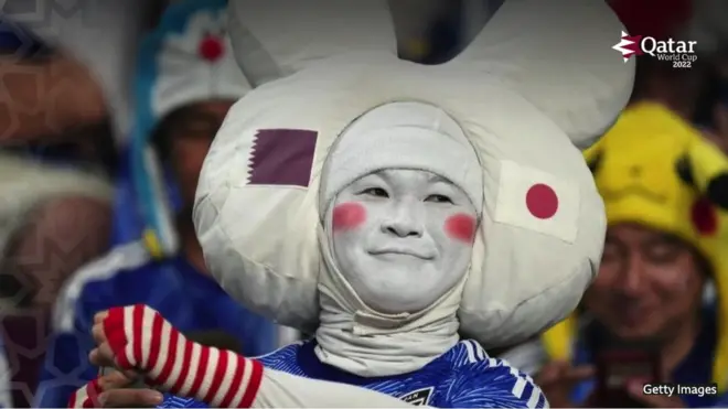 شارك المغردون صورا للجمهور الياباني وهو ينظف المكان الذي كان متواجدا فيه في ملعب المباراة