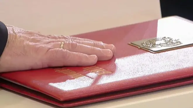 Текст присяги президента России закреплен в конституции и состоит из 33 слов, включая союзы "и".