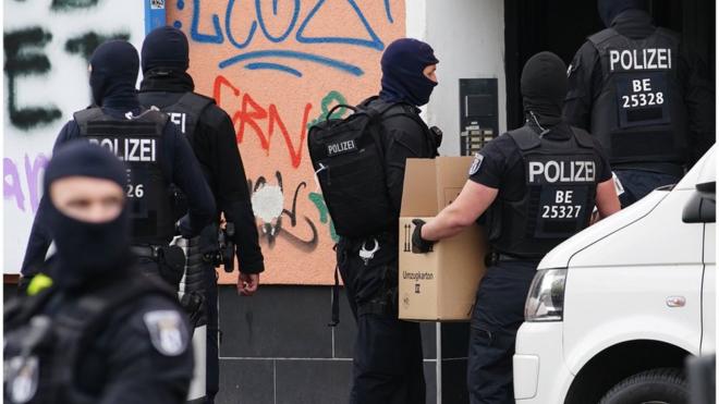أفراد بالشرطة الألمانية أثناء مداهمة أحد المواقع