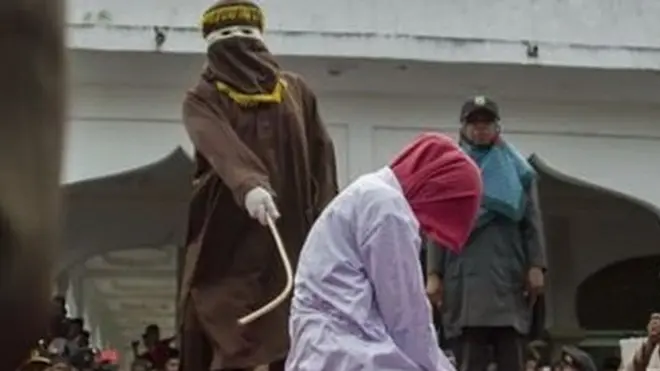 इंडोनेशिया की फ़ाइल फ़ोटो, जिसमें महिला को सार्वजनिक रूप से कोड़े लगाए जा रहे हैं