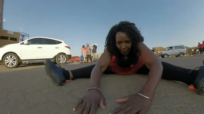 63 برس کی کیتھرن ماتھیبے اپنے وزن کی وجہ سے بے ساکھیوں کے بغیر نہیں چل سکتی تھیں۔