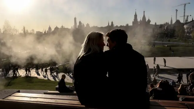 Парк "Зарядье" с самого открытия стал пользоватся популярностью у неравнодушных друг к другу людей