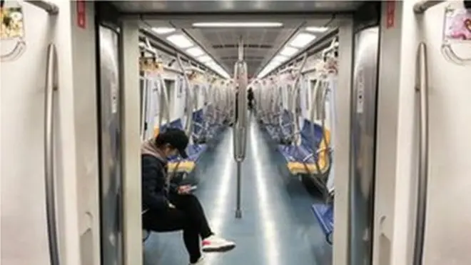 ባቡር ውስጥ ብቻውን የተቀመጠ ተሳፋሪ