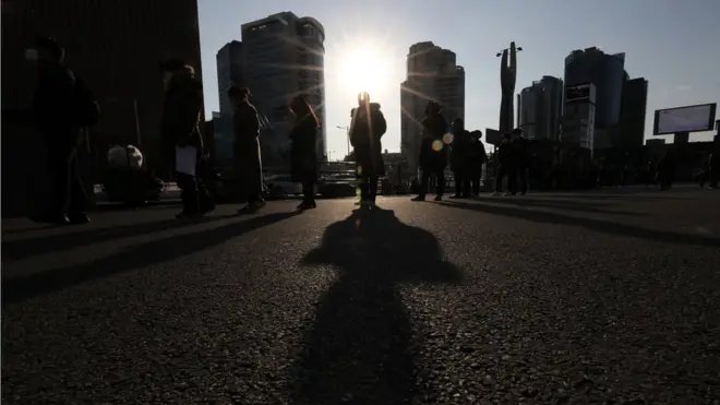 코로나19 확진자가 처음으로 4000명 대를 넘어선 24일 서울역 광장 임시선별검사소에서 시민들이 코로나19 검사를 받기 위해 줄 서 있다