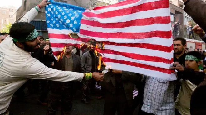 Keputusan AS ini menimbulkan reaksi warga Iran yang pada Minggu (04/11) menggelar unjuk rasa di beberapa kota. Mereka meneriakkan yel-yel "Death to America."