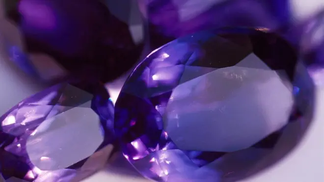 Daya tarik batu mulia terletak pada ragam warnanya, termasuk hijau, merah, ungu dan biru.