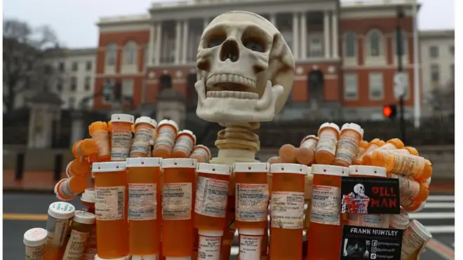 هيكل عظمي مصنوع من علب دواء