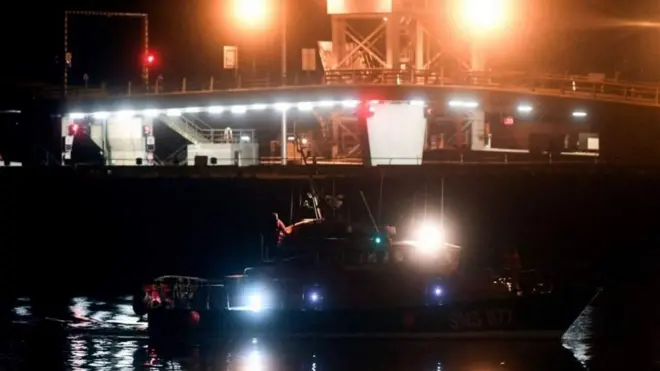 కాలే నౌకాశ్రయంలో మృతదేహాలను తీసుకొస్తున్న పడవ