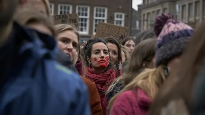 Hollanda'da eylem yapan kadınlar