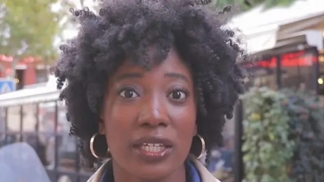 Une jeune fille Noire prenant par à la visite de Paris