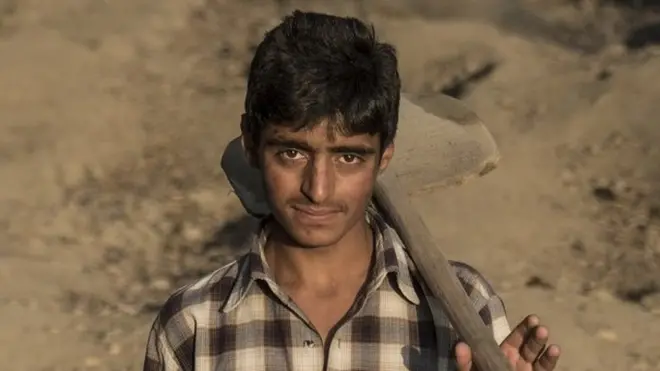 નાનપણથી બિલાલ વુલર તળાવની સાફ સફાઈ કરે છે.