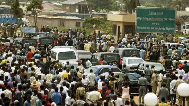 For 2003, Nigeria bin close di Seme border unto say Benin Republic no dey torchlight criminals wey dey follow dia enta dia kontri