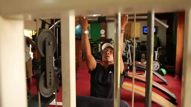 La détentrice de cet exploit s'appelle Chioma Ajunwa. Policière de carrière et athlète à ses heures perdues, elle a réalisé un saut de 7 mètres 12.