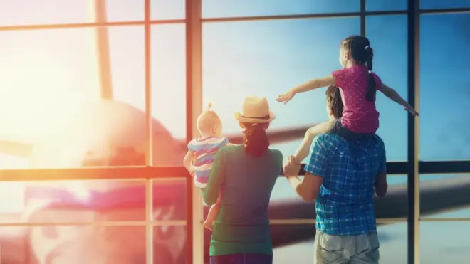 عائلة في المطار