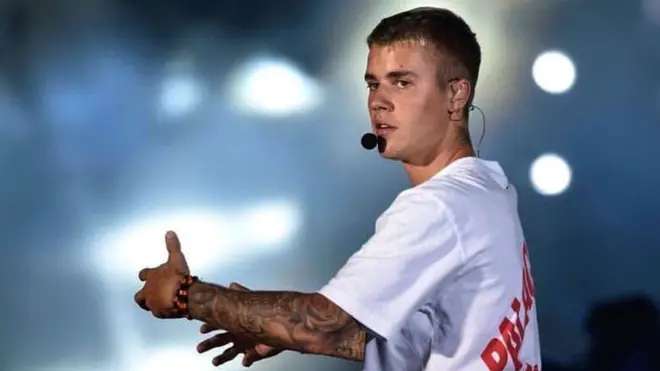 جسټن بیبر چې ۲۳ کلن دی نه یوازې په لوېدیځ چې په اسیايي هېوادونو کې هم ګڼ مینه وال لري.