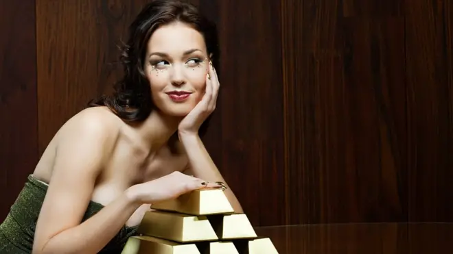 Hay un mundo de instrumentos financieros que están vetados para aquellos que tienen dinero, pero no son "superricos".