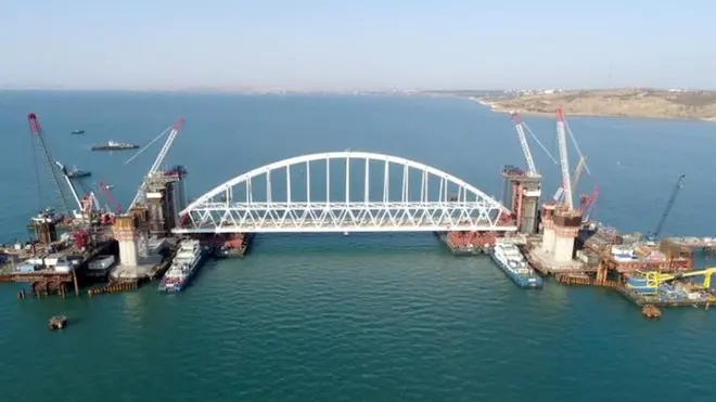 залізниця і арка над майбутнім мостом над Керченською протокою