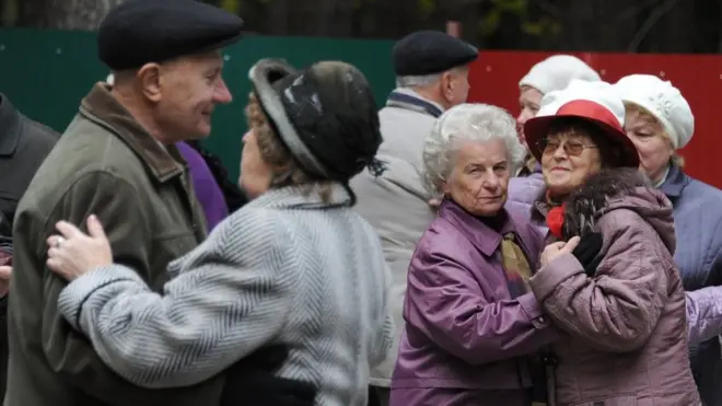 1 Ekim Dünya Yaşlılar Günü'nde Belarus'un başkenti Minsk'te dans eden yaşlılar