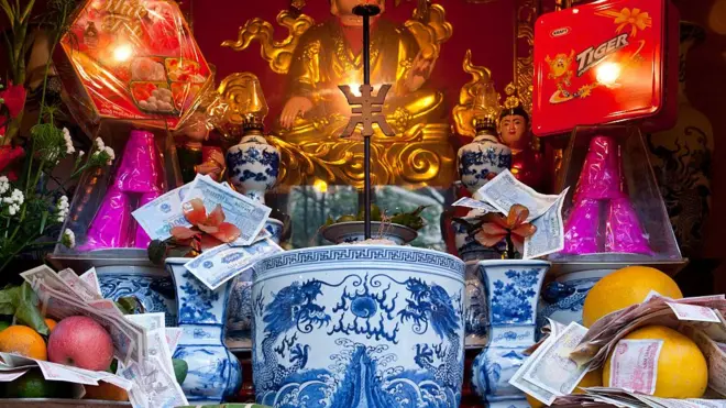 Người Việt ưa cúng tiền cho chùa chiền