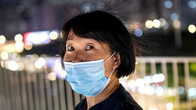 వుహాన్ నగరంలో మాస్కు ధరించిన మహిళ