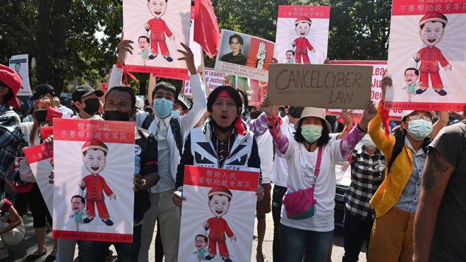 成百上千的緬甸反政變示威者在中國駐該國大使館前示威。