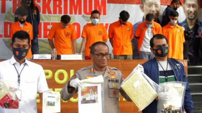 Kabid Humas Polda Metro Jaya Kombes Pol Yusri Yunus (tengah) menunjukkan barang bukti kepada wartawan saat konferensi pers kasus pesta seks hubungan sesama jenis di Polda Metro Jaya, Jakarta, Rabu (02/09).